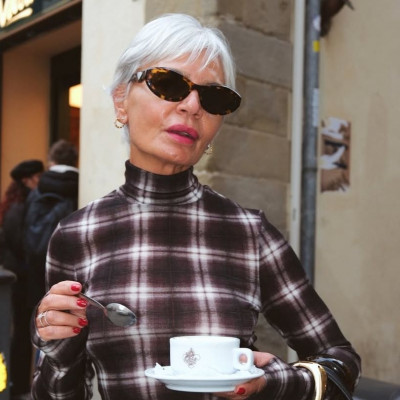 Πώς να επιλέξετε σωστά το χρώμα μαλλιών μετά τα 50