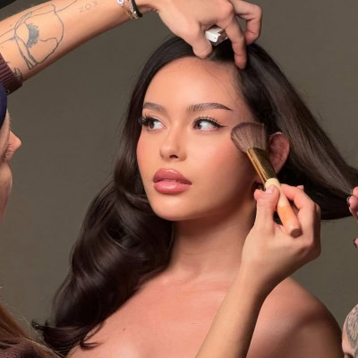 Ιαπωνικό Μακιγιάζ: Η νέα τεχνική ρουζ που κάνει το πρόσωπό να φαίνεται 10 χρόνια νεότερο