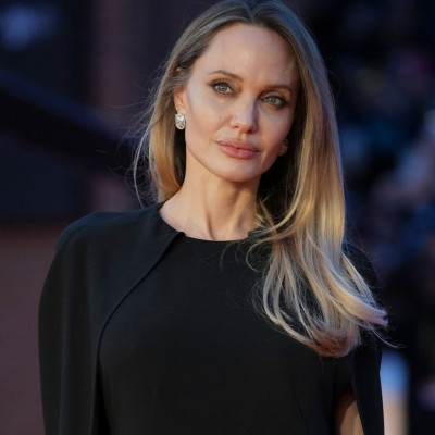 Στην πιο αληθινή της εικόνα, η Jolie έδειξε τις ουλές της μαστεκτομής στέλνοντας ένα μήνυμα ζωής