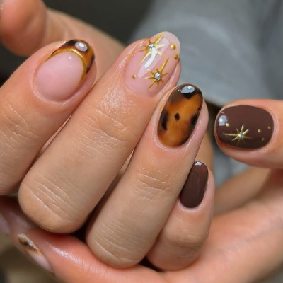 Όταν τα κοντά νύχια «κλέβουν» την παράσταση -7 Xmas nails για αυτή τη σεζόν