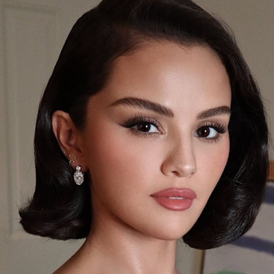 Wavy look: Το πιο hot χτένισμα των stars για τις γιορτές και πώς να το πετύχεις