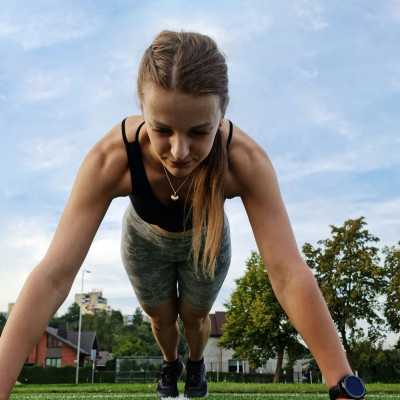 5 ασκήσεις σε όρθια θέση που μειώνουν το λίπος στην κοιλιά πιο γρήγορα από τους κλασικούς κοιλιακούς