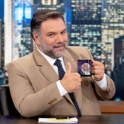 Ο Γρηγόρης Αρναούτογλου έκλεισε τα 52, αλλά έσβησε τα 25: Η τούρτα και τα 2 δώρα της Νάνσυς Αντωνίου