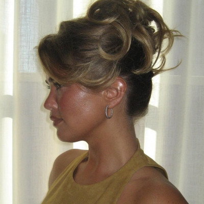 4 stylish χτενίσματα για να δώσεις νέο αέρα στα mid-length μαλλιά σου φέτος τις γιορτές