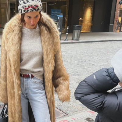 Το απόλυτο casual winter look της Σοφίας Καρβέλα: Μακριά γούνα & effortless στυλ