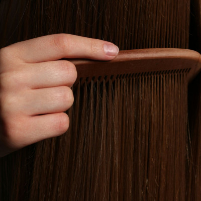 Μία φορά την εβδομάδα; Μέρα παρά μέρα; Ένας δερματολόγος εξηγεί κάθε πότε πρέπει να λούζεσαι