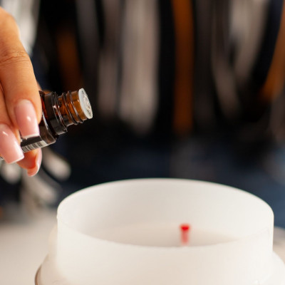 Πώς να φτιάξεις το τέλειο ζεστό λάδι μαλλιών για να σε ζεστάνει και να δυναμώσει τα μαλλιά σου