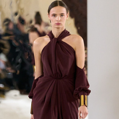 Burgundy Obsession: Το χρώμα-κλειδί για τα χειμερινά looks & τις επίσημες περιστάσεις
