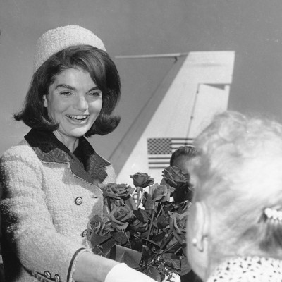 Το εμβληματικό pillbox hat της Jackie Kennedy, επέστρεψε ξανά στα urban looks