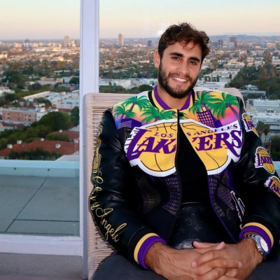 Μετά την επιτυχία του «Αχ καρδιά και εγώ», ο Μάριος Καπότσης γράφει στίχους και για τον Πλούταρχο