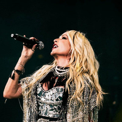 Η Άννα Βίσση γίνεται 68 και αυτοί είναι 8 λόγοι που δεν θέλουμε να σταματήσει τις εμφανίσεις της