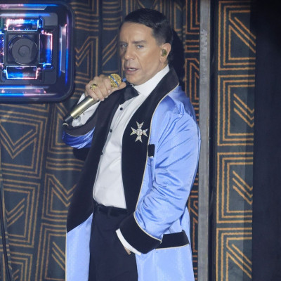 «Να σας συστηθώ ξανά, είμαι ο Γιώργος Μαζωνάκης ο αληθινός»: Η πρεμιέρα στην Ακτή Πειραιώς