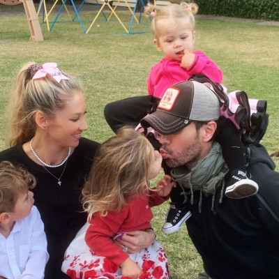 Enrique Iglesias & Anna Kournikova είναι πολύτεκνοι επισήμως: το φύλο του τέταρτου παιδί τους