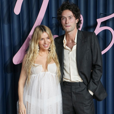 44, έγκυος και περήφανη: Η Sienna Miller ξαναγράφει τους κανόνες της μητρότητας