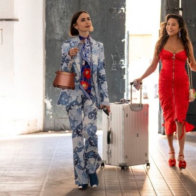 Emily in Paris S5: Όχι μόνο το viral ριγέ πράσινο σακάκι! Τα 3 looks που έγιναν fashion inspo