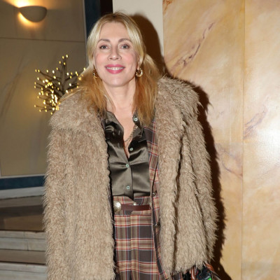 Η καρό φούστα της Σμαράγδας Καρύδη είναι το ιδανικό item για τις γιορτές