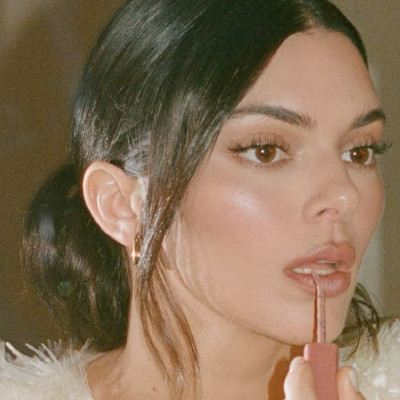 Βουργουνδί σκιά, soft blush και ακόμα 3 makeup looks που μπορείς να κάνεις τώρα τις γιορτές