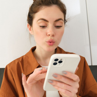 Texting με το ένα δάχτυλο: Μήπως η «αργή» αυτή συνήθεια κρύβει την πιο γοητευτική προσωπικότητα;