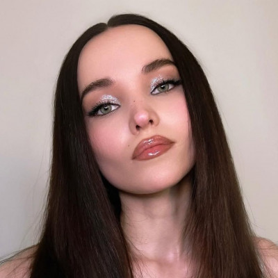 Σκιές με glitter: Δες πώς με ένα μόνο προϊόν μπορείς να πετύχεις το απόλυτο festive makeup look