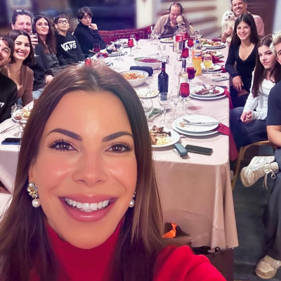 Σύσσωμη η οικογένεια του Γιάννη Πάριου: Γιοι, εγγόνια, σε μια selfie όλο νόημα