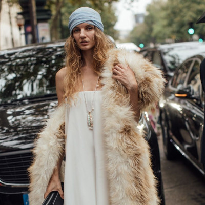 Ξέχνα τα στενά τζιν και τις μπότες μέχρι τον αστράγαλο - Το 2026 αυτό θα φοράνε όλοι με τις faux-fur