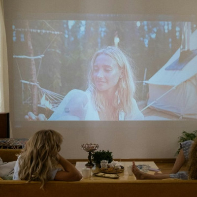 7 πράγματα που αξίζει πραγματικά να κάνεις όταν φιλοξενείσαι σε ένα σπίτι