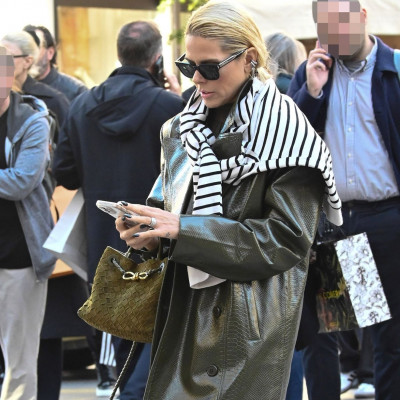 Τo fashion-forward street style σύνολο της Έλενας Γαλύφα, στο στολισμένο κέντρο της πόλης