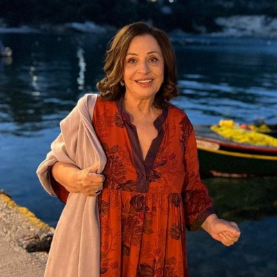 «Θα μεγαλώνουμε μαζί» τραγούδησε η Χάρις Αλεξίου συγκινημένη στα 75α της γενέθλια: H εκδρομή - δώρο