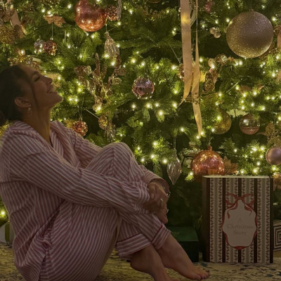 Stylish homewear ή…Pajama Party; Η JLO μας βάζει στο mood με τις πιο festive πιτζάμες