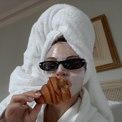 DIY μάσκα με αβοκάντο, μέλι και βρώμη για ανανεωμένη επιδερμίδα μετά το hangover της Πρωτοχρονιάς