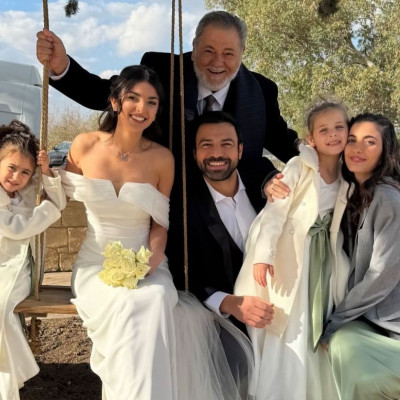 Μετά τον γάμο της χρονιάς στη Γη της ελιάς, έρχεται ένα ξαφνικό, νέο και παράδοξο ειδύλλιο