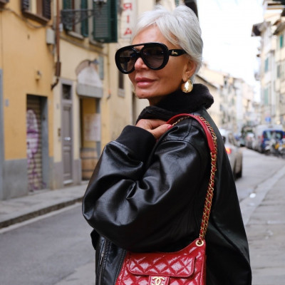 Ούτε βαφές ούτε κομμωτήριο: Η σπιτική μάσκα μαλλιών που καμουφλάρει τα λευκά και χαρίζει λάμψη