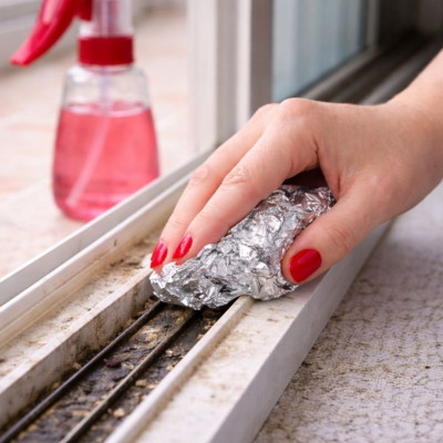 Να βάζεις αλουμινόχαρτο στους οδηγούς των παραθύρων: σε τι χρησιμεύει και γιατί το προτείνουν