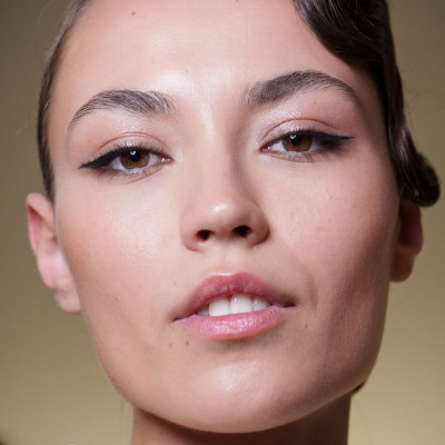 Πώς να πετύχεις την τέλεια γραμμή eyeliner με ένα μόνο τσιμπιδάκι μαλλιών