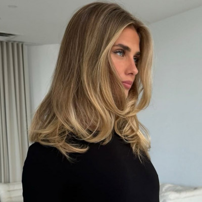 Λιπαρά μαλλιά: Τα πιο αποτελεσματικά tips για ανάλαφρη ρίζα σαν να βγήκες μόλις από το μπάνιο