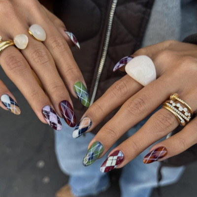 Plaid manicure: Γιατί να επιλέξεις ένα «καρό σχέδιο» στα νύχια