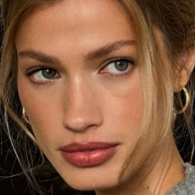 Cloud blush: Η νέα τεχνική ρουζ στο TikTok για φυσικά, ροδαλά ζυγωματικά που σμιλεύει το πρόσωπο