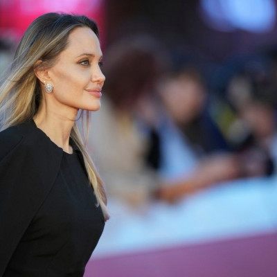 Όλα όσα πρέπει να ξέρεις για τη νέα high fashion ταινία της Angelina Jolie, Couture