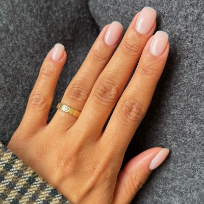 Γιατί τα κοντά νύχια έχουν επιστρέψει δυναμικά; Δεν είναι μόνο θέμα πρακτικότητας