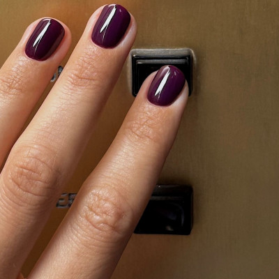 Το 2026 λέμε «ΝΑΙ» στα τετράγωνα, κοντά νύχια! Αυτά είναι τα χρώματα που κολακεύουν τα άκρα