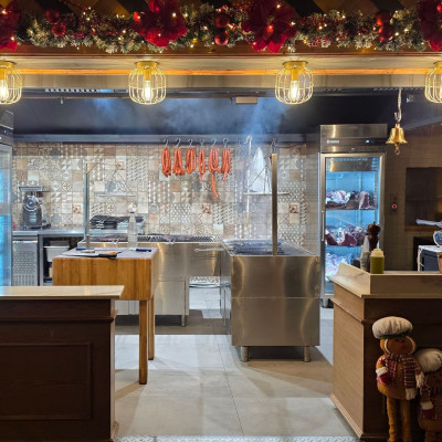 Ένας Άγ(ρ)ιος σερβίρει μπιφτέκι προβατίνα και old-school νοστιμιές σε μία διαφορετική χασαποταβέρνα