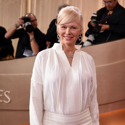 Όλα τα βήματα για να πετύχεις το χτένισμα της Pamela Anderson από τις Χρυσές Σφαίρες