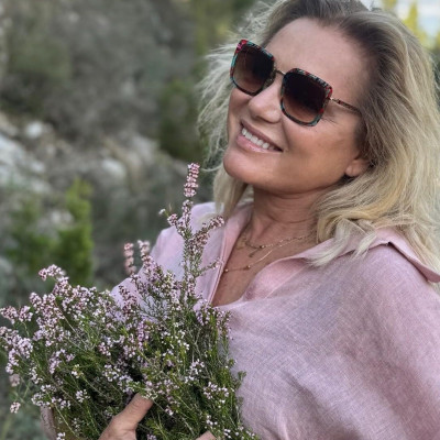 Η Μαρία Καβογιάννη έγινε 68: Η τούρτα από την Βίκυ Σταυροπούλου και η βραδιά με τραγούδια και φίλους