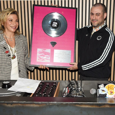 Η «Ανισόπεδη Ντίσκο» έγινε διαμαντένια: Η Απονομή του Pan Pan και το ολοκαίνουργιο άλμπουμ του