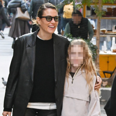 Everyday elegance: Η Βίκυ Καγιά στο κέντρο της Αθήνας με leather black σύνολο