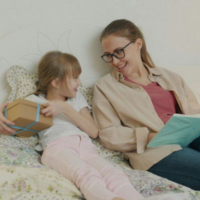 Friction-maxxing: Το νέο parenting trend που δεν έχει φίλτρα, δεν έχει apps και κάνει καλό σε όλους