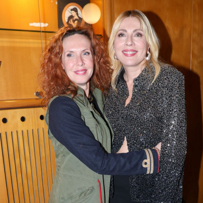 Παλτό & Faux γούνες: Όλα τα fashion looks στην παράσταση «Hotel Amour» της Σμαράγδας Καρύδη