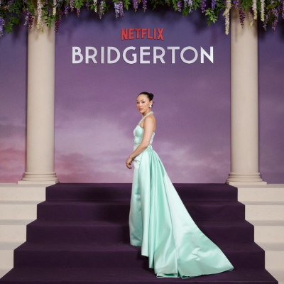 Bridgerton, season 4: Οι εντυπωσιακές εμφανίσεις στο κόκκινο χαλί από την πρεμιέρα στο Παρίσι