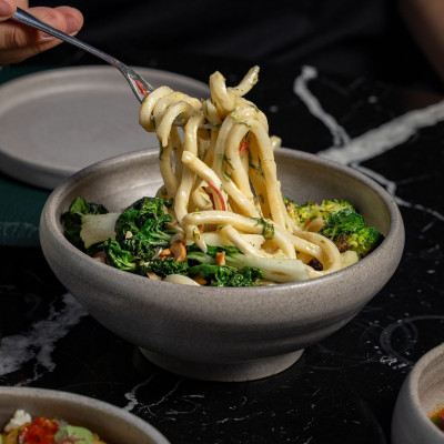 Udon σαλάτα, καρμπονάρα κριθαράκι και dumplings κουνέλι σε ένα διαφορετικό all-day στο Π. Φάληρο
