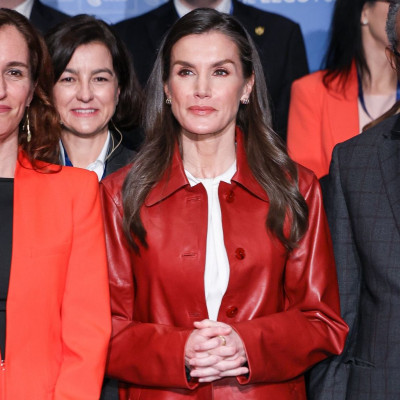 Η Βασίλισσα Letizia της Ισπανίας φόρεσε το κόκκινο leather jacket που θέλουμε όλες